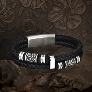 Detaillierte Makroaufnahme eines geflochtenen Wikinger-Lederarmbands mit Stahlverschluss