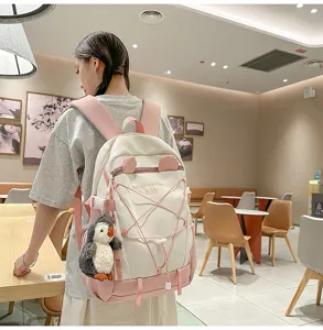 Schicker weiß-rosa Rucksack für Schüler mit großem Fassungsvermögen und Pinguin-Anhänger