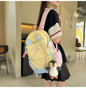 Seitenansicht eines stylischen bunten Schulrucksacks für Mädchen mit süßem Pinguin-Anhänger