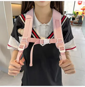 Detailansicht eines rosa Schulrucksacks mit verstellbarer Brustschnalle und gepolsterten Gurten