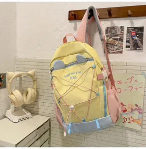Detailansicht eines niedlichen gelb-rosa Rucksacks mit großem Fassungsvermögen.