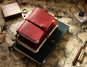 Carnet en cuir vintage journal fait main avec fermeture a laniere dans un style retro.