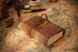 Dettaglio del diario in pelle goffrata vintage, taccuino retro con copertina strutturata.