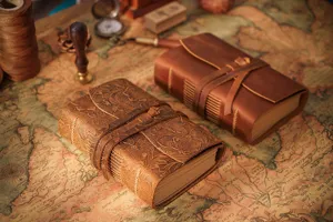 Taccuino vintage in pelle con motivo floreale impresso e chiusura a cinghia per regalo diario.