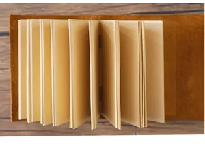 Carnet de notes vintage en cuir fait main avec pages vierges pour journal et croquis.