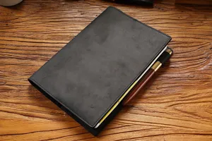 Echtleder Notizbuchhülle A5 A6 Tagebuch Planer Detailansicht mit eingestecktem Stift.