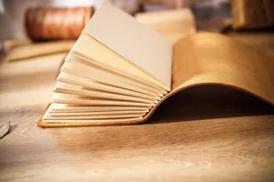 Dettaglio in primo piano del diario in pelle vintage con spesse pagine di carta kraft.