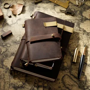 Carnet en cuir vintage avec sangle et clip en laiton, journal intime artisanal en bovin.