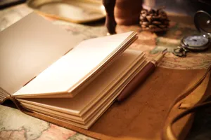 Primo piano dettagliato di un diario in pelle vintage con pagine in carta kraft e penna di legno.