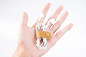 Organisateur de cables en cuir veritable avec bouton pression pour un rangement bien propre.