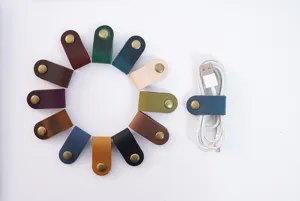 Organisateur de câble en cuir véritable avec bouton pression pour écouteurs et chargeurs.