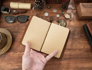 Cuaderno de viaje de cuero vintage con páginas de papel kraft en blanco diario retro hecho a mano.