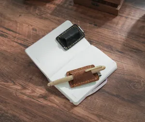 Echtleder Stifthalter für Notizbuch, handgefertigte geschnitzte Stifttasche mit Metallklammer.