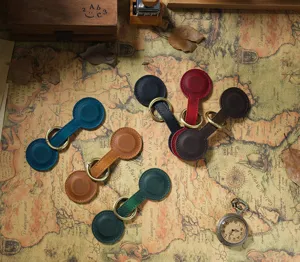 Dettaglio clip magnetica in vera pelle bovina di prima scelta con design multicolore.