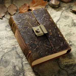 Vintage gepraegtes Echtleder Notizbuch mit antikem Zahlenschloss Detailansicht Retro