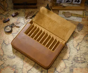 Vista dettagliata della scatola per penne vintage in pelle 12 slot, organizer magnetico fatto a mano.