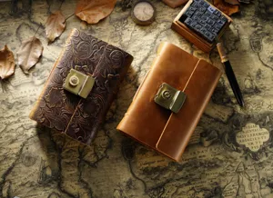 Nahaufnahme des Vintage-Echtleder-Journals mit geprägtem Einband und Metallschloss.
