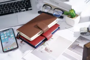 Detailansicht des echten A6 Planer Notizbuch Einbandes mit Litschi-Struktur für Tagebücher.