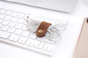 Organisateur de cable en cuir veritable pour ecouteurs et cables, sangle de rangement.