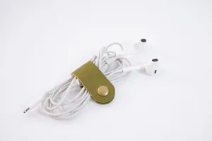 Organisateur de cable en cuir veritable et enrouleur pour ecouteurs et chargeurs.