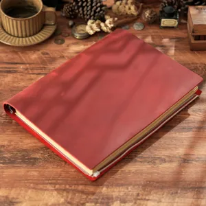 Dettaglio del taccuino A4 in vera pelle rossa vintage, consistenza premium e pagine spesse.