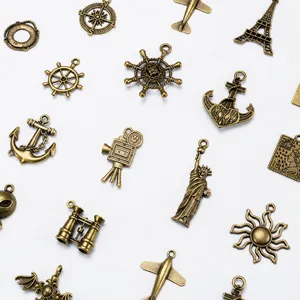 Conjunto de dijes de metal de bronce vintage, colgantes de aleación para joyería DIY.