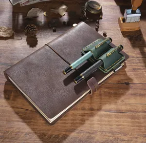 Vintage Leder Traveler Notizbuch Detail, handgemachte Crazy Horse Hülle mit Doppelschlaufe.
