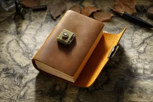 Vintage Leder Notizbuch mit Schloss Detail, handgemachte Retro Schreibwaren Geschenk.