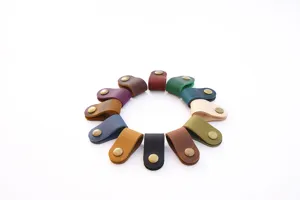 Vue détaillée de divers organisateurs de câbles colorés en cuir véritable en cercle.