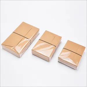 Set de caja de embalaje de kraft retro con film plástico, vista detallada de pilas.