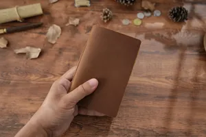 Handgehaltenes Retro-Leder-Notizbuch, kompaktes Rindsleder-Tagebuch für Skizzen und tägliche Notizen.