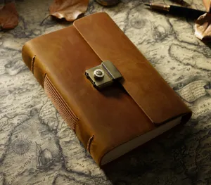 Vintage Leder Notizbuch mit Zahlenschloss, handgemachtes retro Tagebuch zum Schreiben.