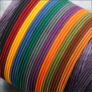 Vista detallada de cordones de encuadernación coloridos para cuadernos vintage.