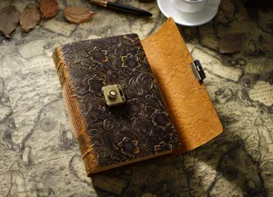 Antikes gepraegtes Leder Tagebuch Notizbuch mit Metallschloss fuer kreatives Schreiben Kunst.