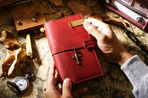 Vintage rotes Leder Reisetagebuch Notizbuch mit Flugzeug Anhänger für tägliche Notizen.