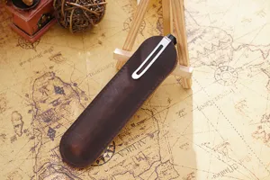 Handgemachte Vintage Leder Stiftetasche Detail, retro braune Stifthülle Etui für Geschenke.
