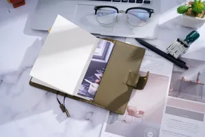 Olivgrüner A6 Notizbuchumschlag aus echtem Leder mit Litschimuster, elegantes Planeretui.