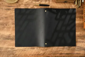 Dettaglio copertina taccuino A4 in vera pelle nera, raccoglitore vintage fatto a mano.