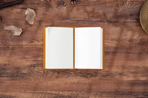 Vintages Notizbuch aus echtem Leder mit leeren Seiten als Tagebuch und Skizzenbuch für Reise.