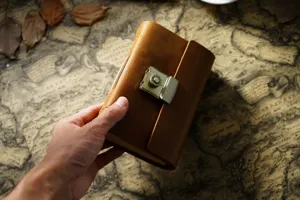 Retro Leder Notizbuch mit Zahlenschloss fuer taegliches Schreiben und Briefpapier Geschenk.