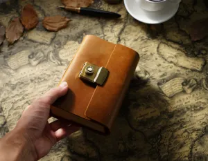 Detailansicht des Vintage-Leder-Notizbuchs mit feiner Handwerkskunst und Messingschloss.