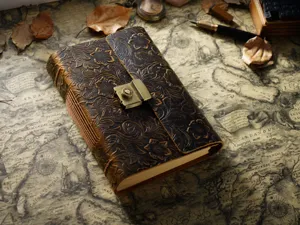 Detailaufnahme des Vintage Leder-Tagebuchs mit gepflegtem Blumenmuster und Metallschloss.
