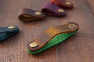 Organisateur de câble en cuir véritable pour écouteur et gestion de fil avec bouton.