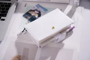 Weißer Leder A6 Planer Cover mit Druckknopfverschluss und Stifthalter für Notizen.