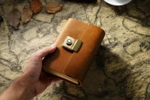 Nahaufnahme des Vintage-Echtleder-Notizbuchs mit retro Metall-Zahlenschloss im Detail.