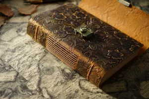 Antikes geprägtes Lederjournal Notizbuch mit Schloss, handgemachtes Retro Tagebuch.