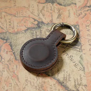 Vista dettagliata della clip di conservazione magnetica in vera pelle con mappa antica.