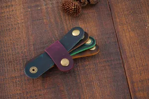 Détail d'organisateur de câble en cuir véritable, attache enrouleur pour écouteurs et fil.