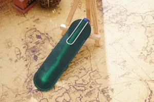 Handgefertigte vintage dunkelgrüne Leder Stifttasche Etui mit Metallclip für Füllfederhalter.