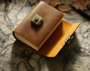 Vintage Echtleder Notizbuch Tagebuch mit mechanischem Zahlenschloss fuer den Alltag.